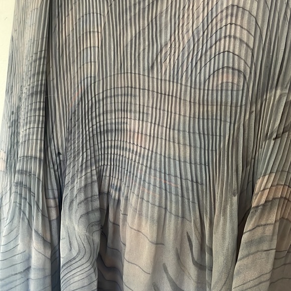 Aritzia Wilfred Daydreamer V-Neck Blouse Dusky Granite Blue size Small NWT - Picture 5 of 7